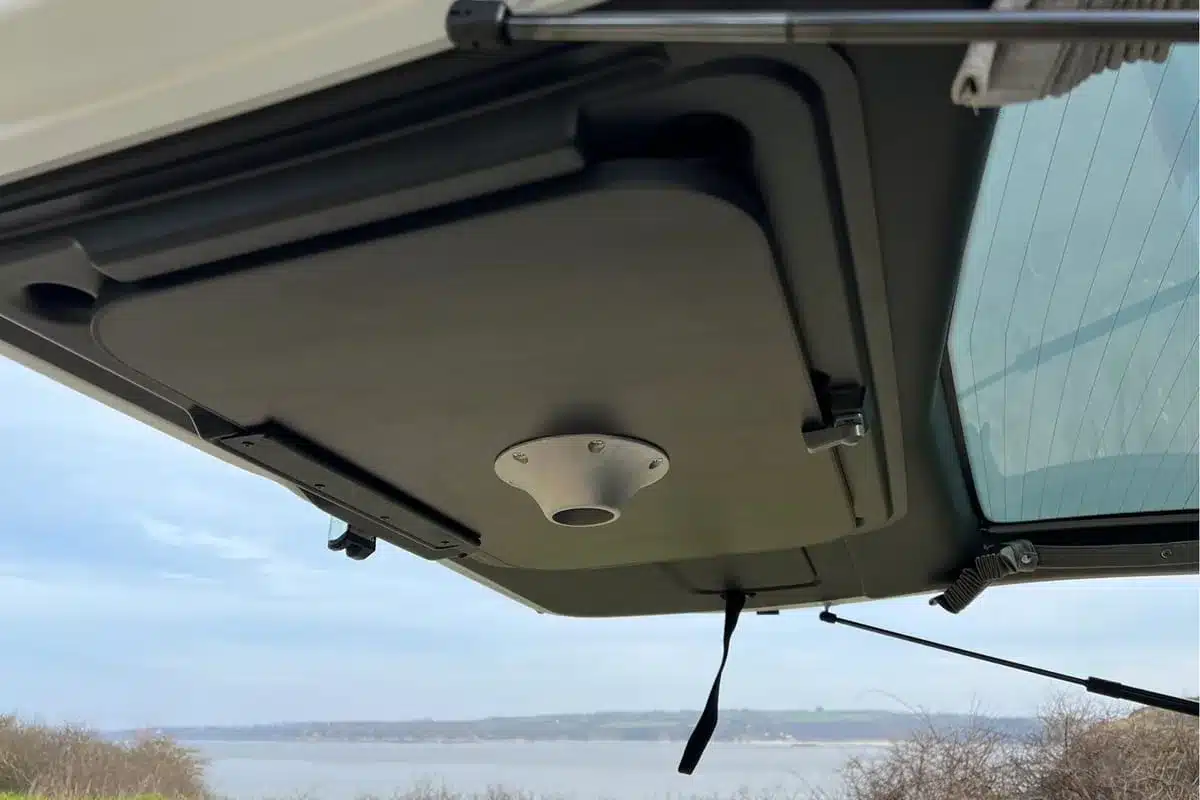 Tischhalterung und integrierter Stauraum in der geöffneten Hecktür des Flex 5 Campervans