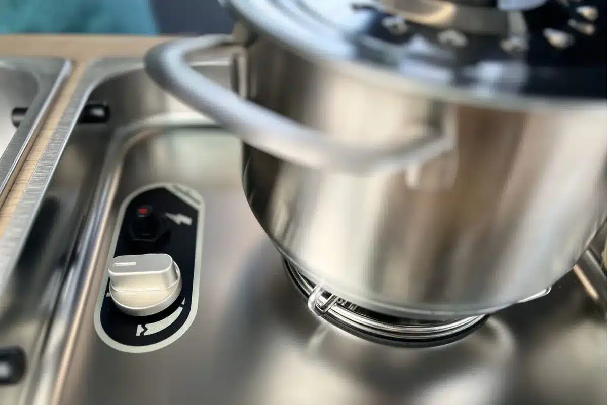 Detailaufnahme vom Gaskocher mit Topf in der flexiblen Camper-Küche des Flex PLUS auf Renault Trafic Basis