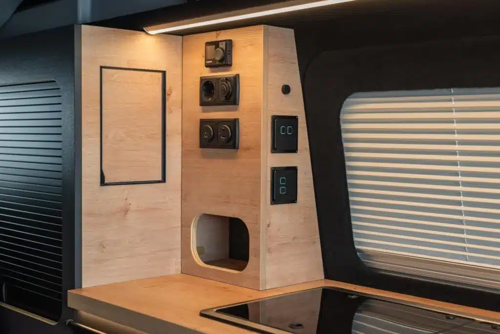 Bedienpanel und Steckdosen im Innenraum eines Ford Custom 4x4 Wavecamper Campervans