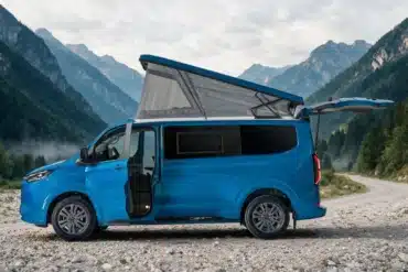 Blauer Ford Custom Flex E-Line Campervan mit geöffnetem Aufstelldach vor einer alpinen Berglandschaft
