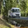 Weißes FRANKIA FINAL EDITION Reisemobil auf einer Waldstraße