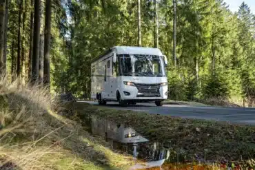 Weißes FRANKIA FINAL EDITION Reisemobil auf einer Waldstraße