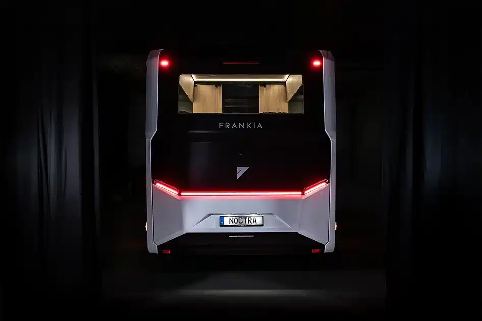 Heckansicht des FRANKIA NOCTRA Liner Luxuswohnmobils mit roten LED-Leuchten und beleuchtetem Innenraum