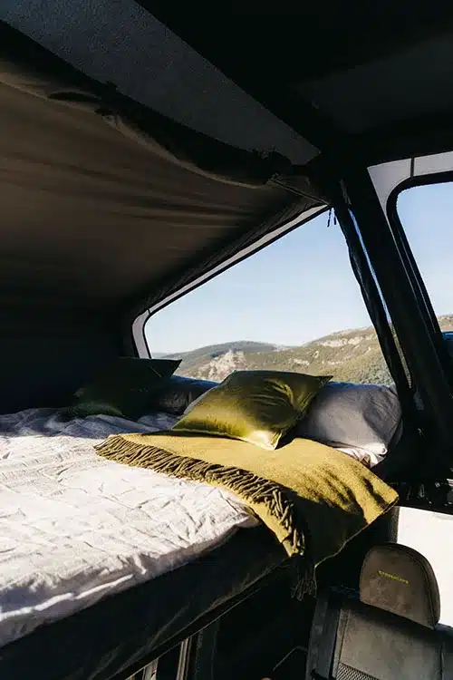 Innenansicht des aufblasbaren Dachzelts mit Doppelbett im Freescape Street Line Campervan