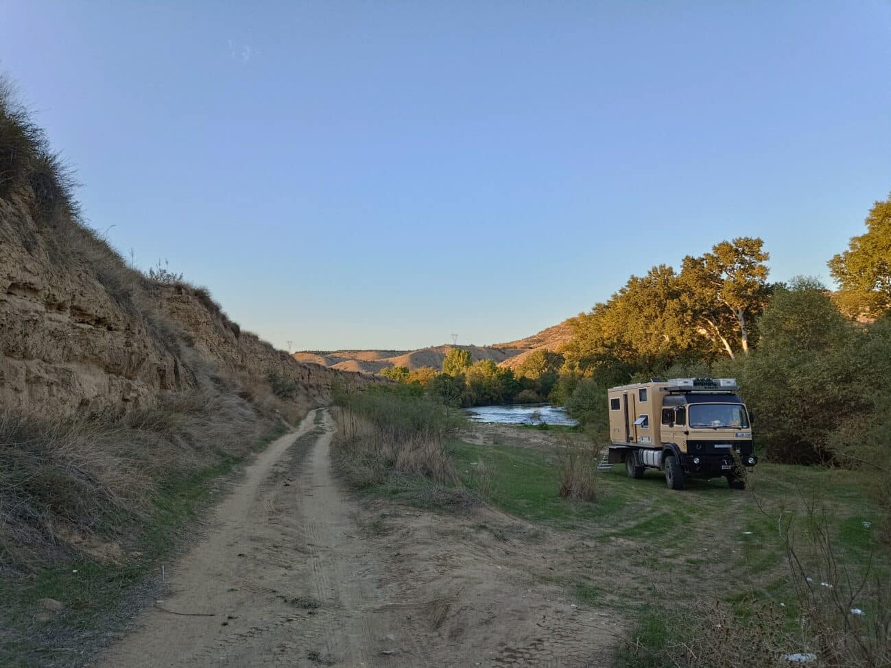 Expeditionsmobil auf einem freien Stellplatz an einem Fluss in Nordmazedonien