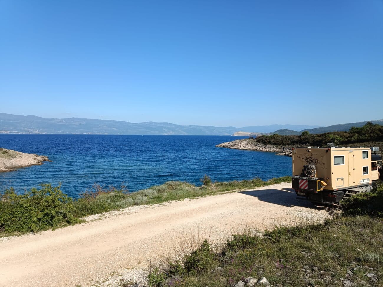 Wohnmobil an einer Bucht auf der Insel Krk in Kroatien