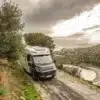 Teilintegriertes Hobby PRESTIGE T Wohnmobil auf einer schmalen Küstenstraße