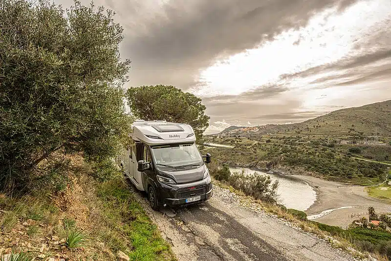 Teilintegriertes Hobby PRESTIGE T Wohnmobil auf einer schmalen Küstenstraße