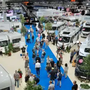 Ausstellungsbereich von Hobby auf dem Caravan Salon 2026 mit Wohnwagen, Reisemobilen und vielen Besuchern in Messehalle 5.