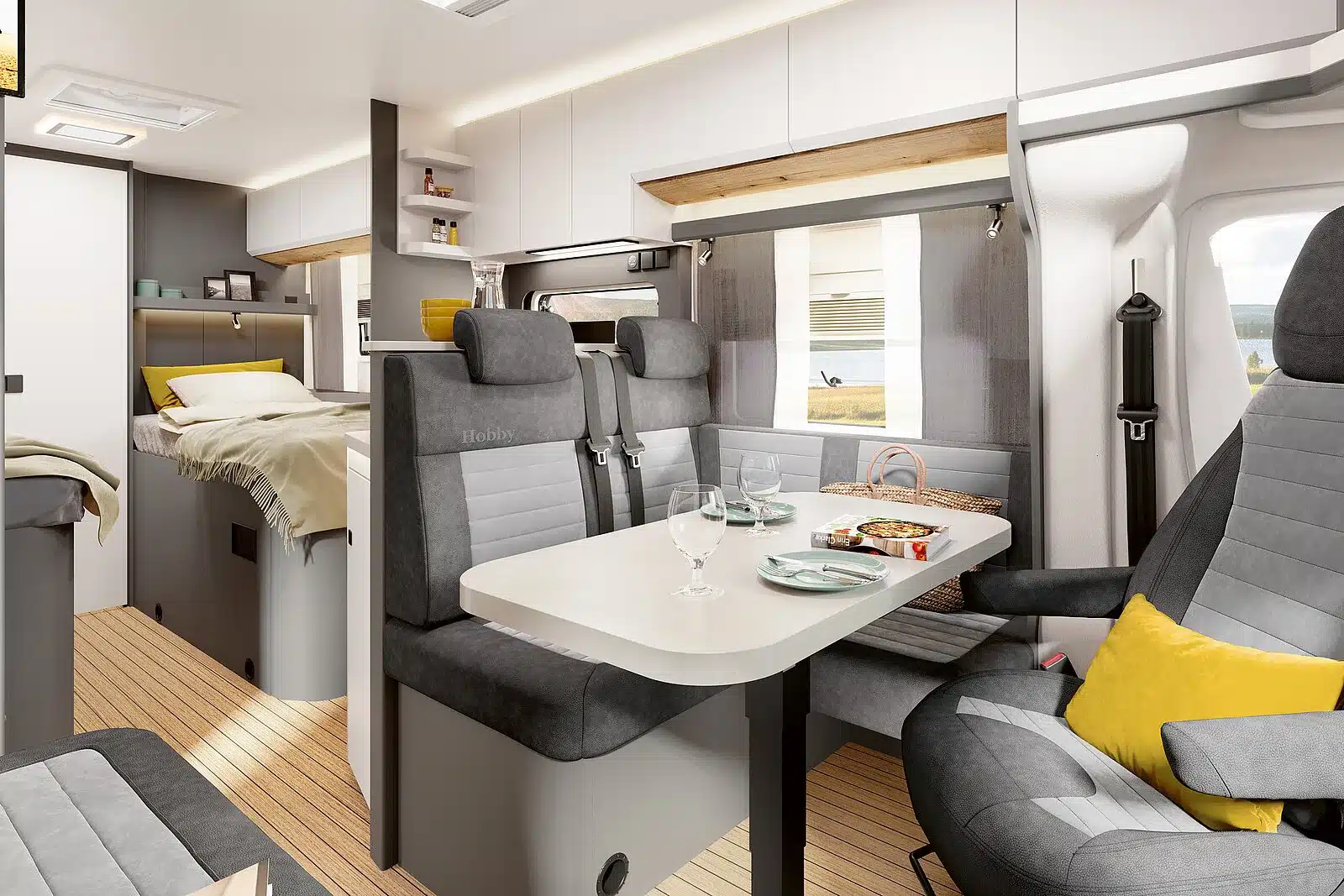 Helles und komfortables Interieur mit Sitzgruppe, Tisch und Schlafbereich in einem Hobby Reisemobil PRESTIGE T