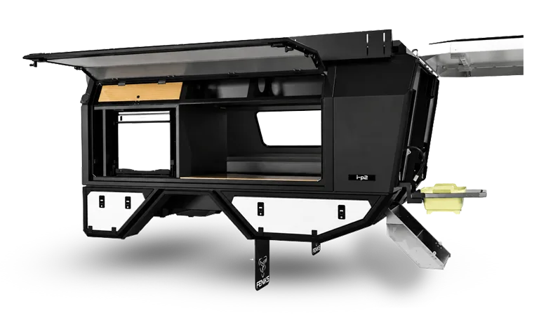 i-p2 Off Road Caravan, offen gezeigt, Fokus auf Außenküche und modularem Chassis