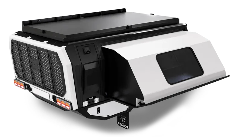 i-p2 Off Road Caravan von Feniks, modulares Offroad-Camping-Modul auf Fahrgestell, Heckansicht mit abgesetztem Aufbau