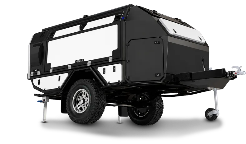 Seitenansicht des i-p2 Off Road Caravan auf Feniks-Chassis für den Geländeeinsatz.