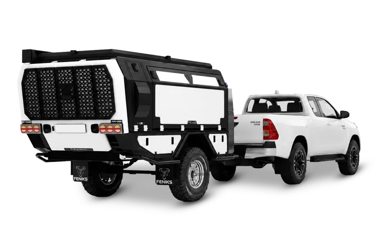 Heck- und Seitenansicht des i-p2 Off Road Caravan mit Zugfahrzeug auf weißem Hintergrund