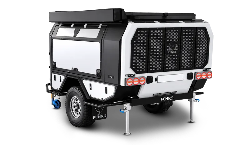 Heckansicht des i-p2 Off Road Caravan mit markantem Offroad-Chassis und modularer Bauweise.