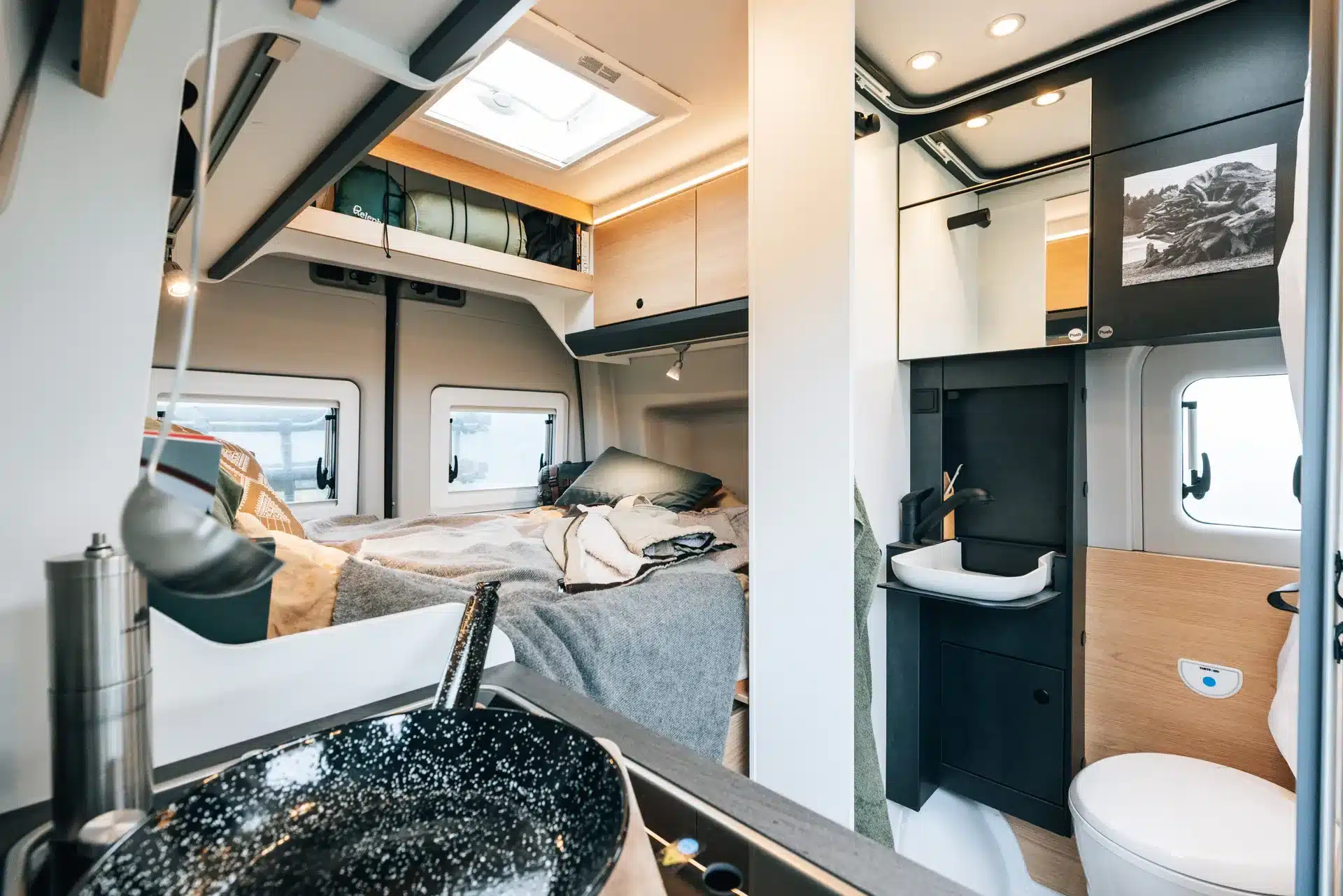 Innenraum des Sunlight IBEX VW 604D Campervans mit Bett, Bad und Küche