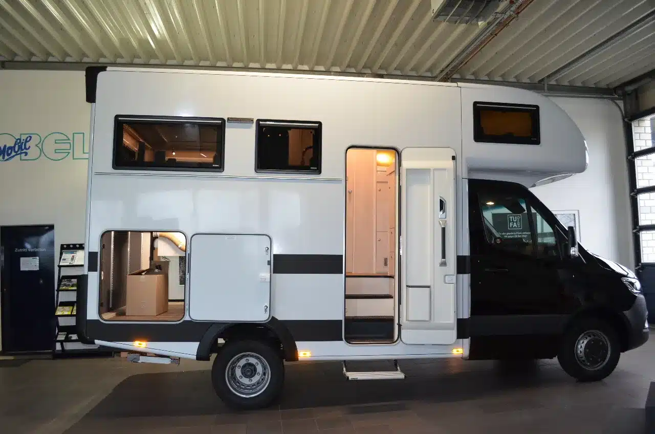 Weißes Robel K 630 HLB Wohnmobil auf Mercedes-Sprinter-Basis in einer Ausstellungshalle
