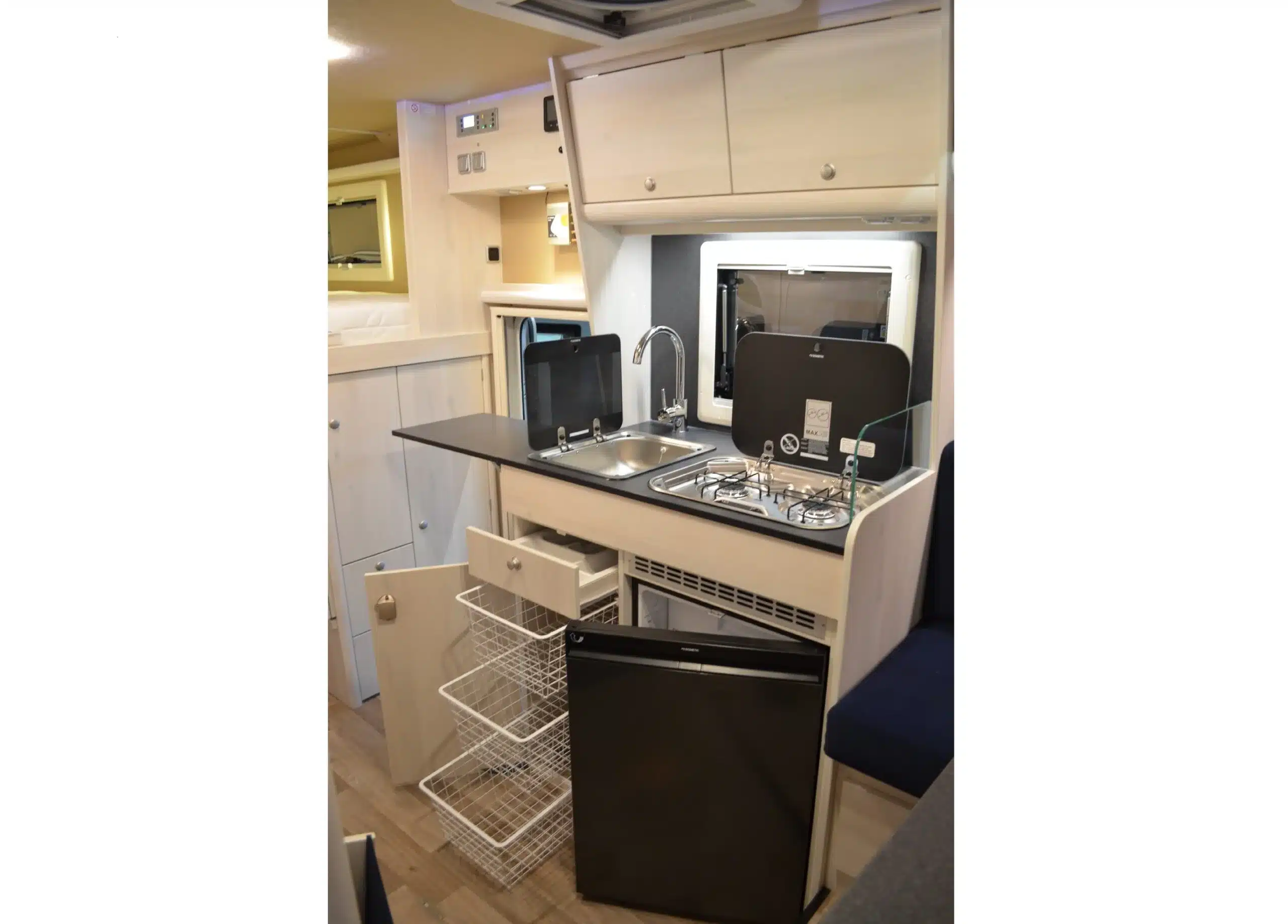 Innenraum des K 630 HLB Wohnmobils mit Spüle, Gaskocher, Kühlschrank und Stauraum