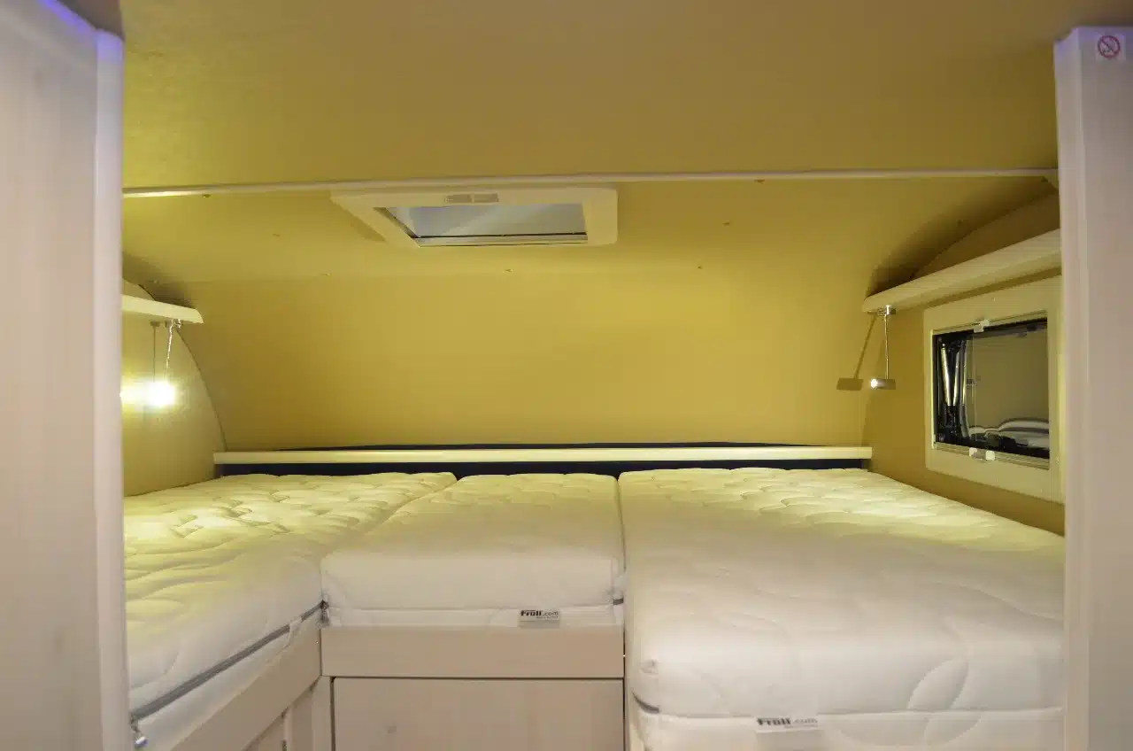 Schlafbereich mit zwei Matratzen im Wohnmobil K 630 HLB auf Mercedes-Sprinter-Basis