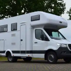 Weißer Robel K 630 HLB mit Alkoven auf Mercedes Sprinter im Außenbereich