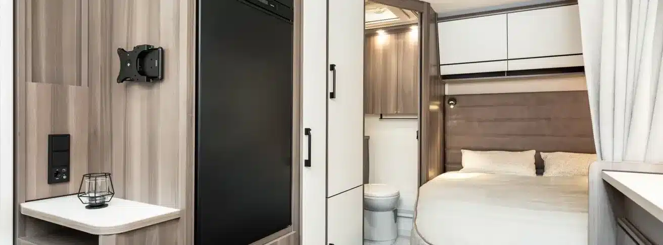 Innenraum des KABE Estate 470 XL mit Doppelbett, Toilette, Schränken und Sitzbereich
