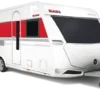 KABE Royal 600 XL Caravan mit rotem Streifen und schwarzem Fensterband, frontal seitliche Ansicht