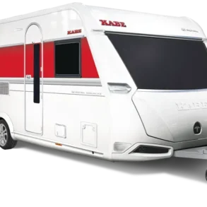 KABE Royal 600 XL Caravan mit rotem Streifen und schwarzem Fensterband, frontal seitliche Ansicht