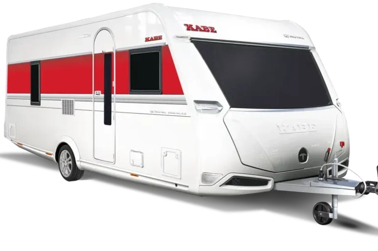 KABE Royal 600 XL Caravan mit rotem Streifen und schwarzem Fensterband, frontal seitliche Ansicht
