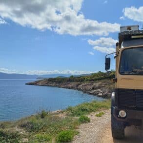 Expeditionsmobil an der Küste auf Krk in Kroatien