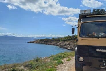 Expeditionsmobil an der Küste auf Krk in Kroatien