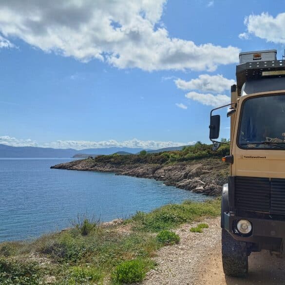 Expeditionsmobil an der Küste auf Krk in Kroatien