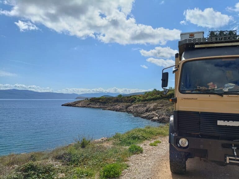 Expeditionsmobil an der Küste auf Krk in Kroatien