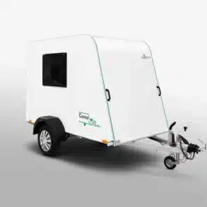 Mini Camper 250 Basic – kompakter, weißer Campinganhänger mit Fenster, einachsig, ungebremst, geeignet für individuelle Ausbauten.