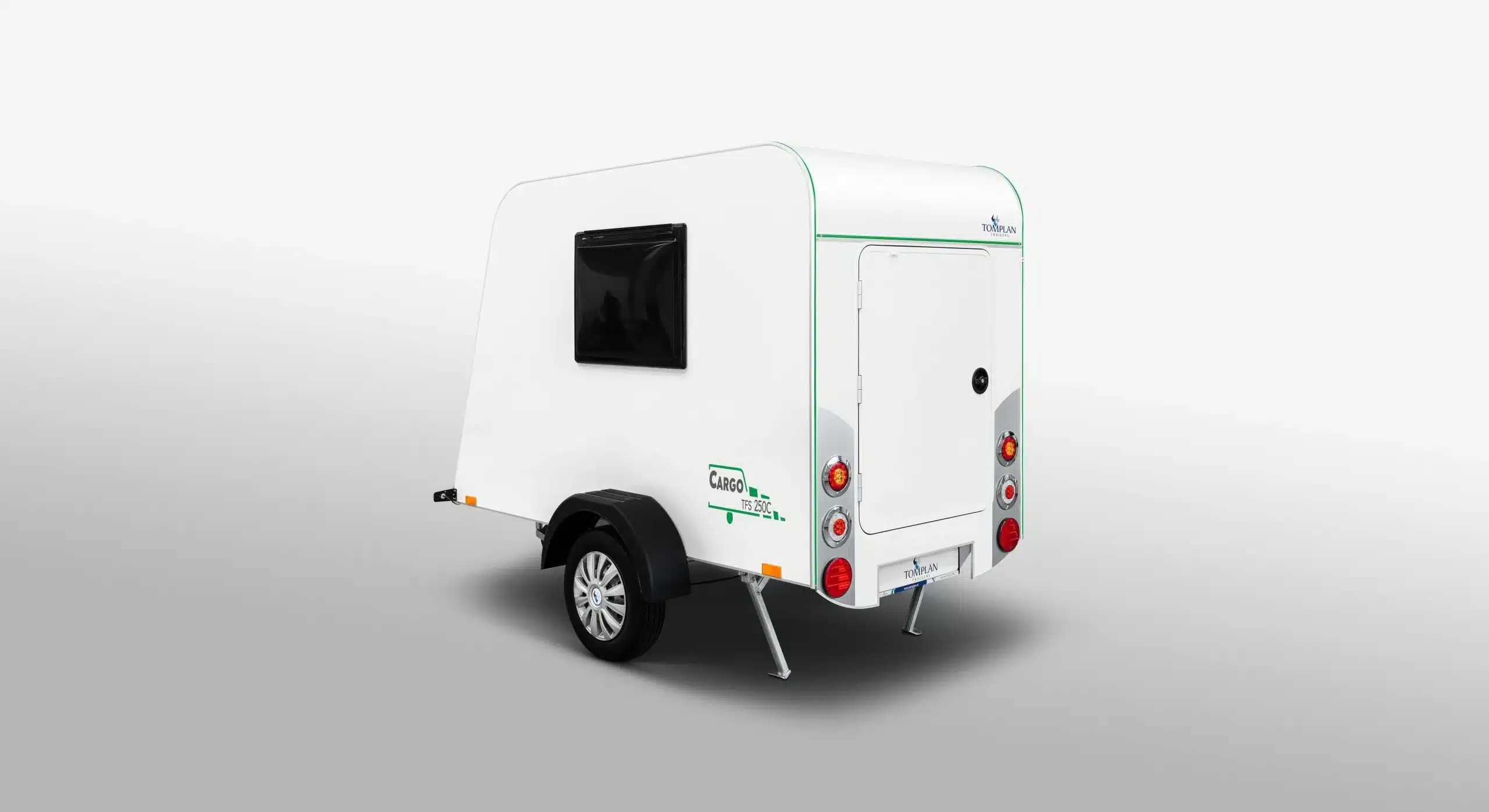 Mini Camper 250 Basic, ein weißer, kompakter Campinganhänger mit Seitenscheibe und geöffneter Hecktür auf grauem Hintergrund