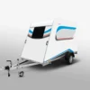 Mini Camper 320 Basic als kompakter, weißer Campinganhänger mit Designelementen in Blau und Rot.