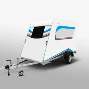 Mini Camper 320 Basic als kompakter, weißer Campinganhänger mit Designelementen in Blau und Rot.