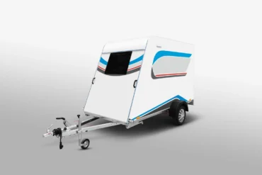 Mini Camper 320 Basic als kompakter, weißer Campinganhänger mit Designelementen in Blau und Rot.