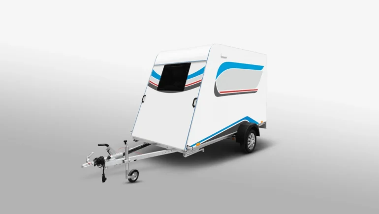 Mini Camper 320 Basic als kompakter, weißer Campinganhänger mit Designelementen in Blau und Rot.