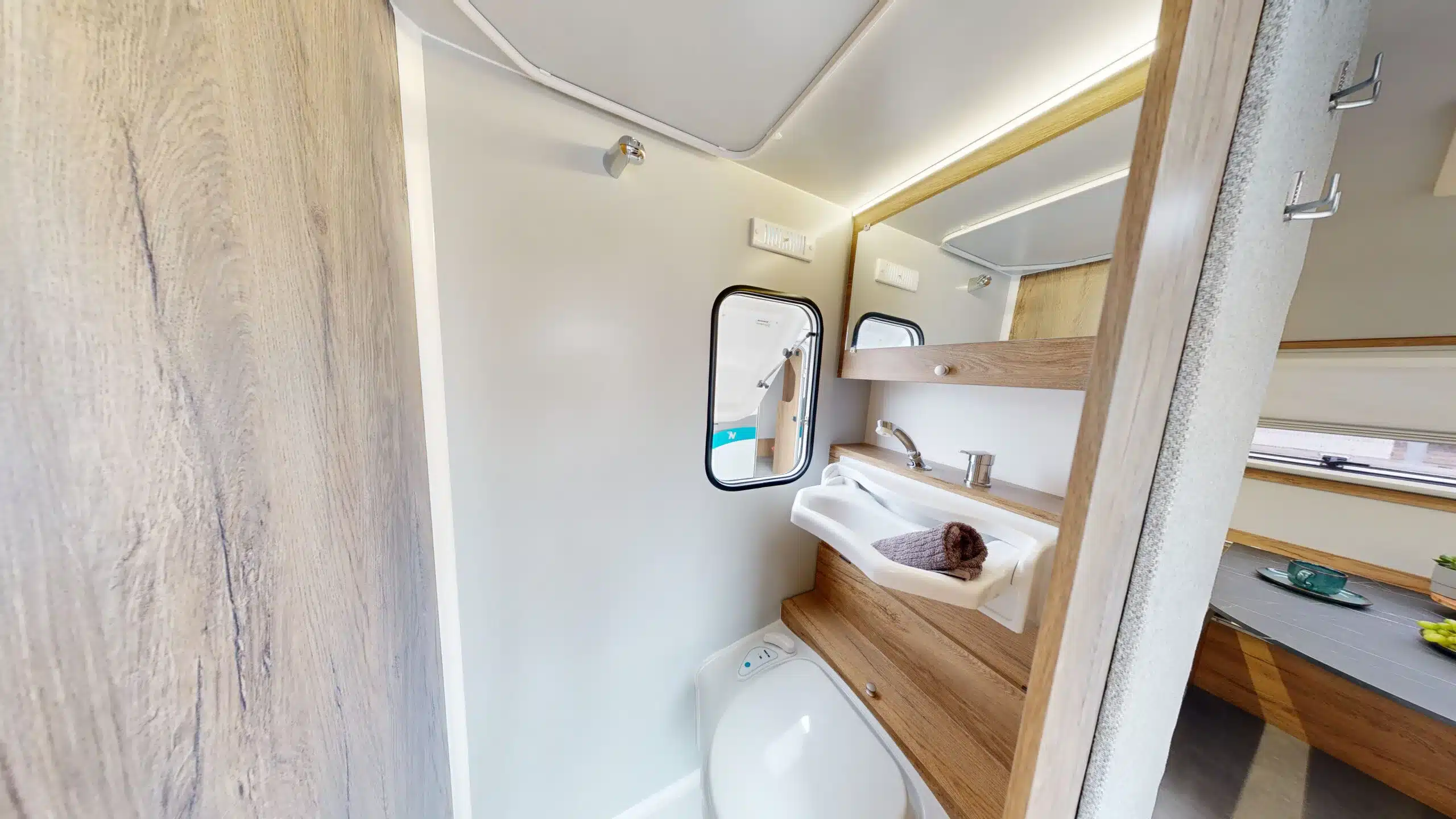 Nasszelle des Niewiadow N-Cross 3 Style mit Kassettentoilette, Klappwaschbecken und Armatur