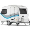 Weißer Niewiadow N126D Wohnwagen mit blau-grauer Seitenlackierung, Aufstelldach und Deichsel