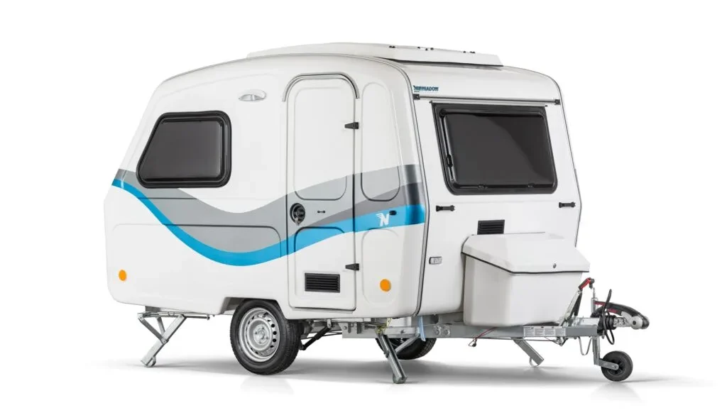 Weißer Niewiadow N126D Wohnwagen mit blau-grauer Seitenlackierung, Aufstelldach und Deichsel