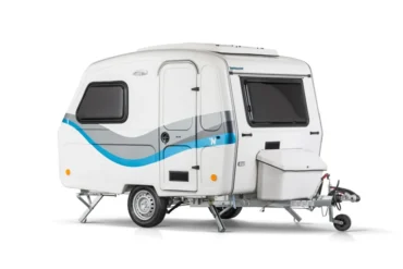 Weißer Niewiadow N126D Wohnwagen mit blau-grauer Seitenlackierung, Aufstelldach und Deichsel
