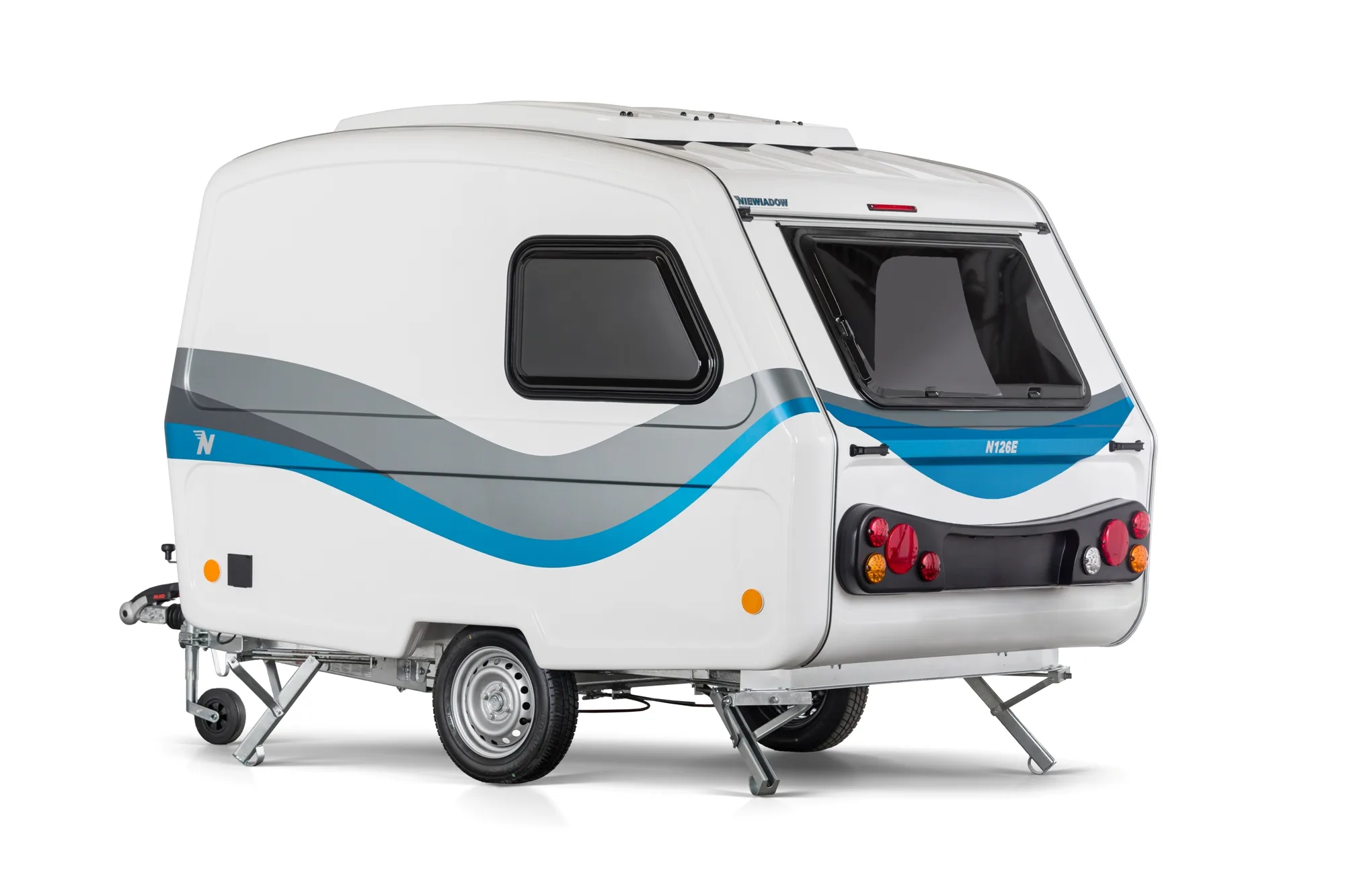 Weißer kompakter Niewiadow N126E Caravan mit blau-grauer Gestaltung, geöffnetem Aufstelldach und ausgefahrenen Stützen