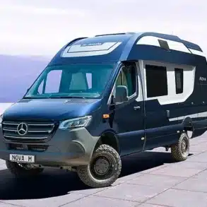Blaues la strada NOVA M Reisemobil auf Mercedes-Sprinter-Basis vor einer Landschaftskulisse