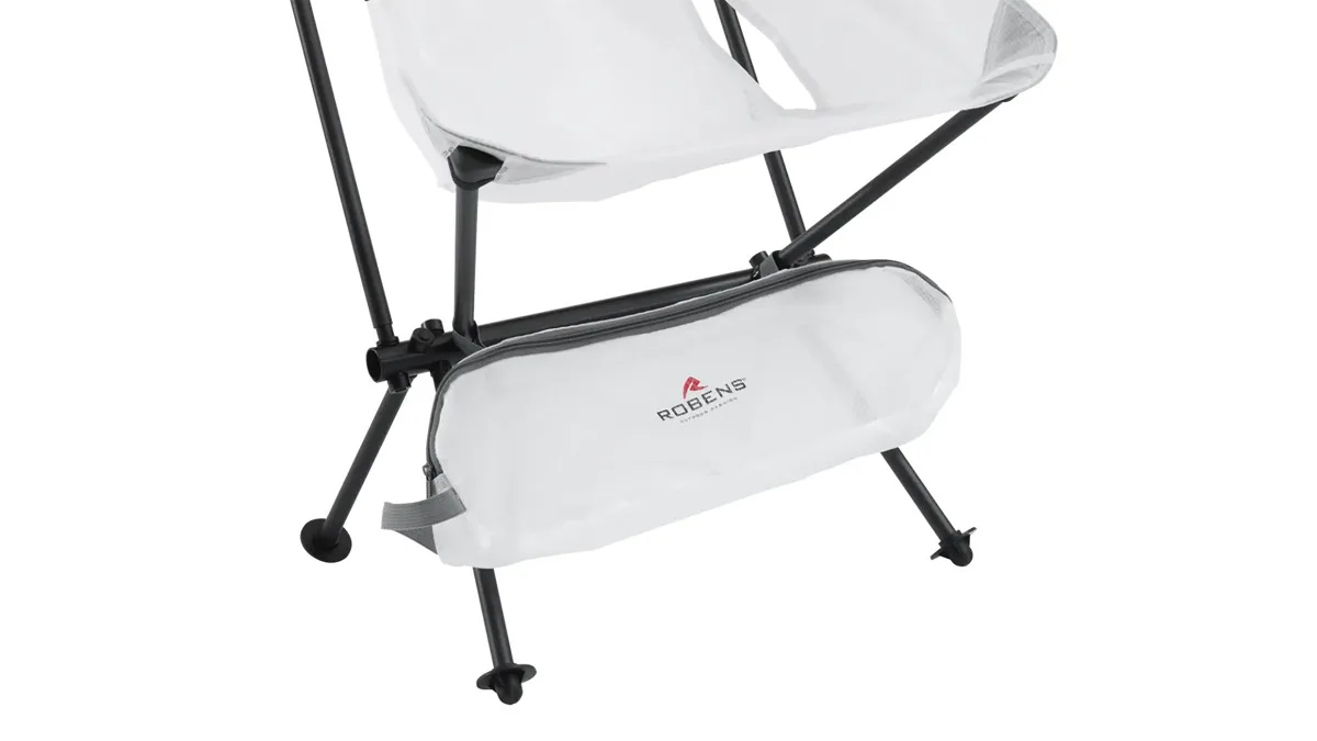 Befestigte Organizer-Tasche am weißen Robens Observer Carbon Campingstuhl mit Carbonrahmen