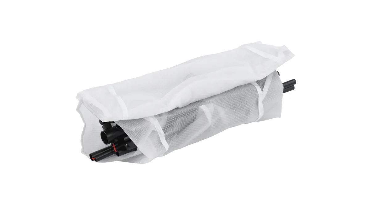 Verpackter Robens Observer Carbon Campingstuhl in weißer Transporttasche, kompakt zusammengelegt.
