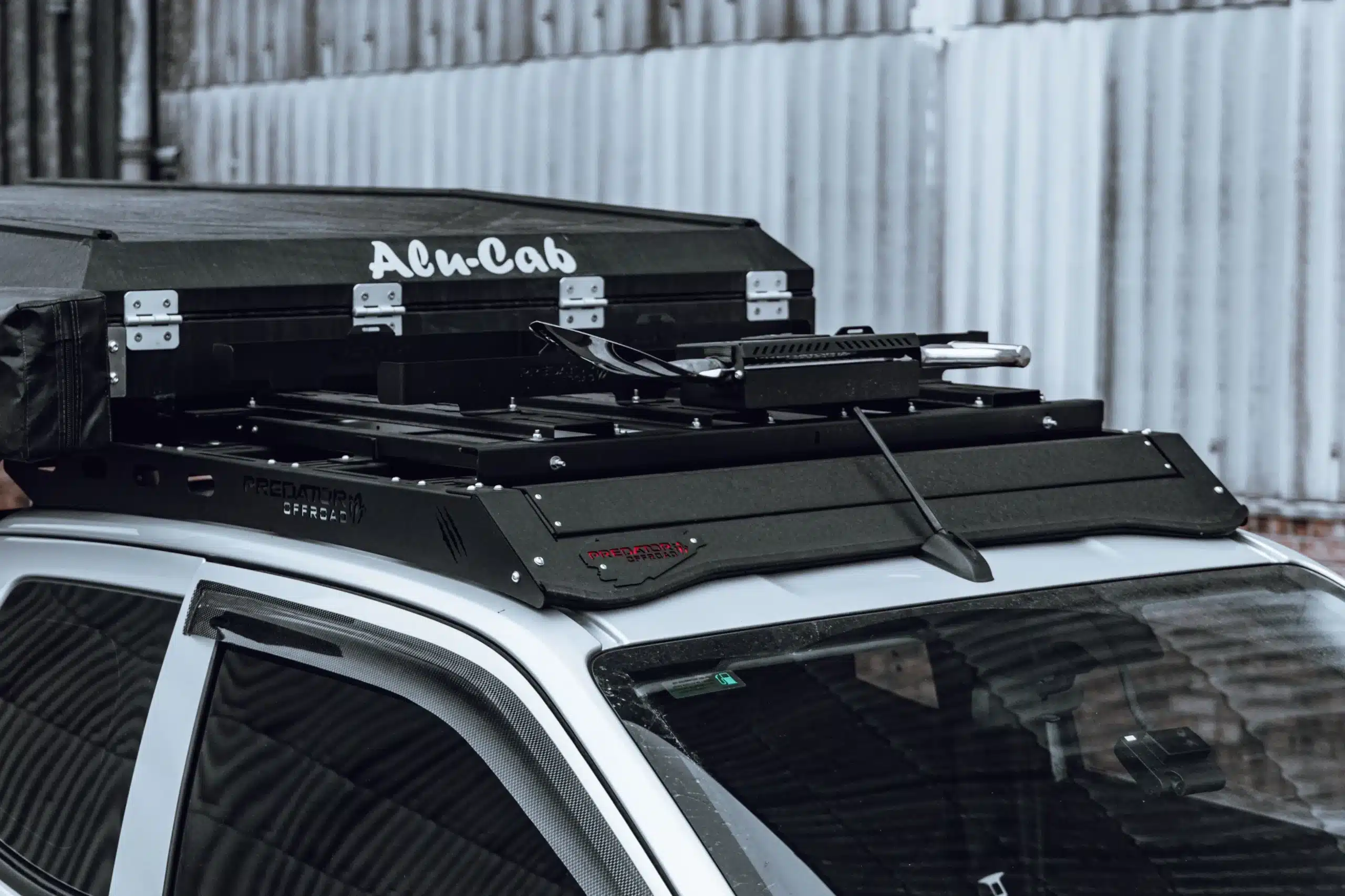 Predator Offroad Dachplattform mit Dachzelt auf Jeep Wrangler JK, seitliche Nahaufnahme