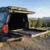 Ausgezogener Predator Offroad Ladeflächenauszug an der geöffneten Ladefläche eines Ford Ranger