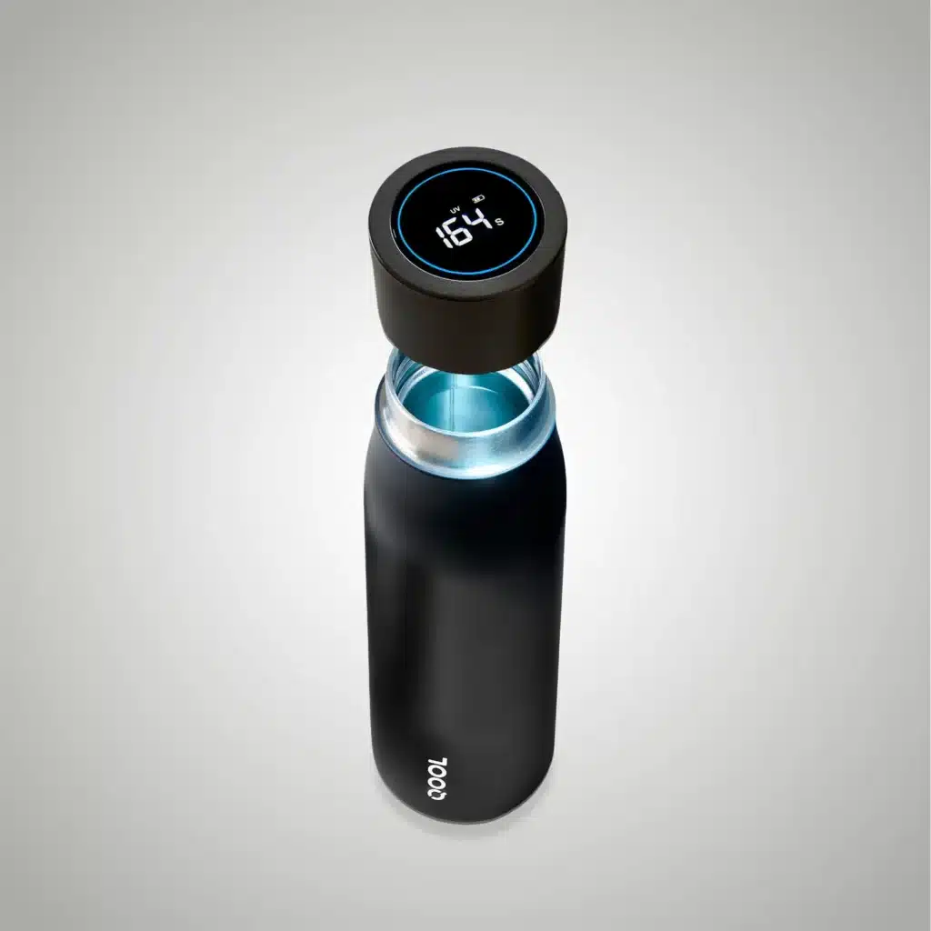 Schwarze QOOL Bottle mit geöffnetem Deckel und digitaler UV-C-Anzeige