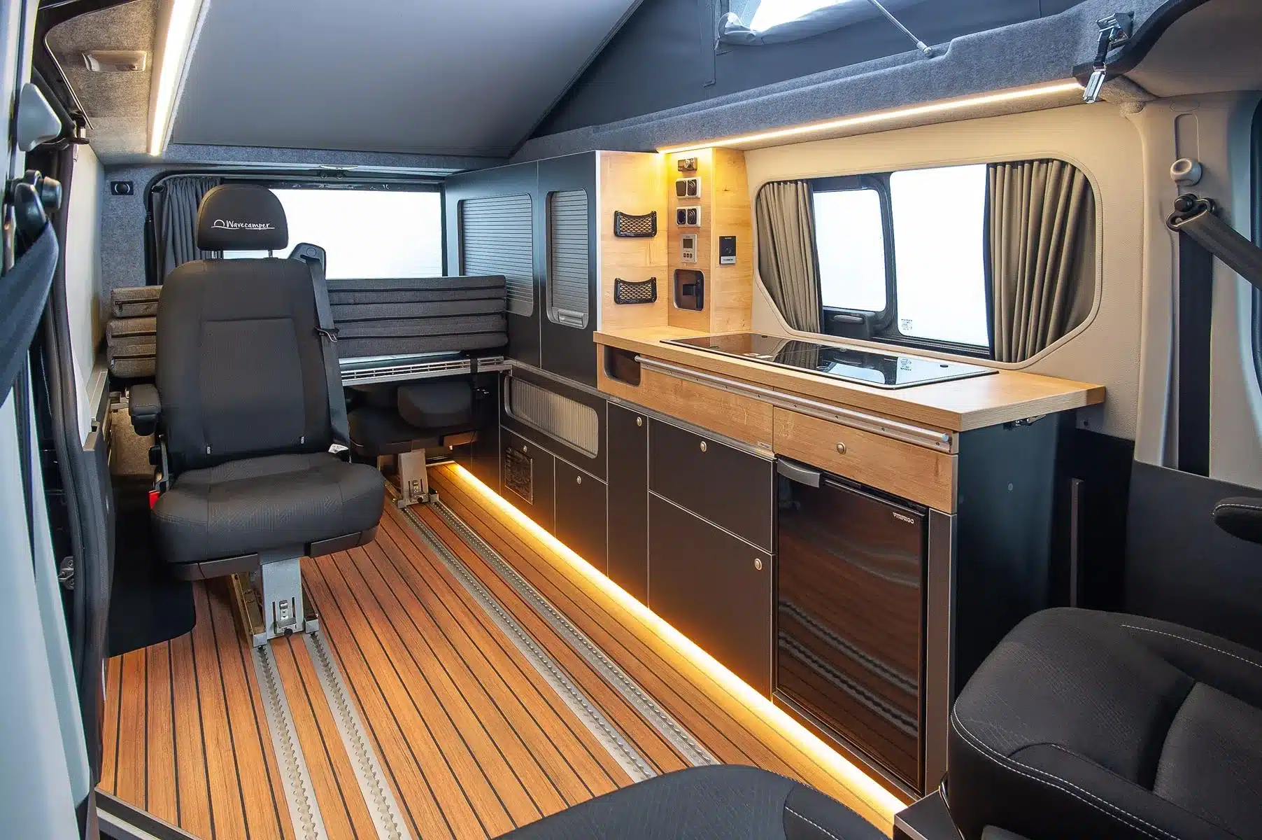 Innenraum des Renault Trafic Flex mit verschiebbaren Sitzen, Schienensystem und Küchenzeile